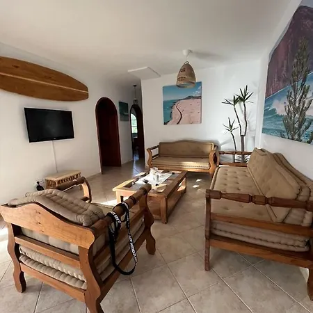 Pura Vida Surf House אכסניה