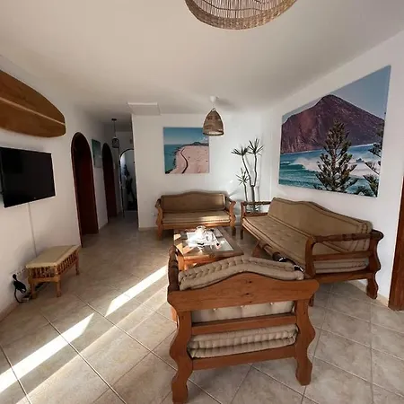 Pura Vida Surf House אכסניה