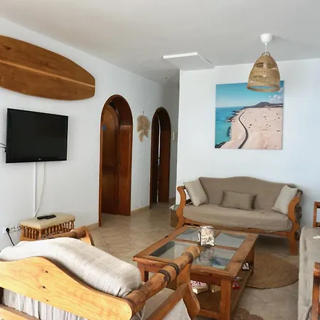 Pura Vida Surf House אכסניה