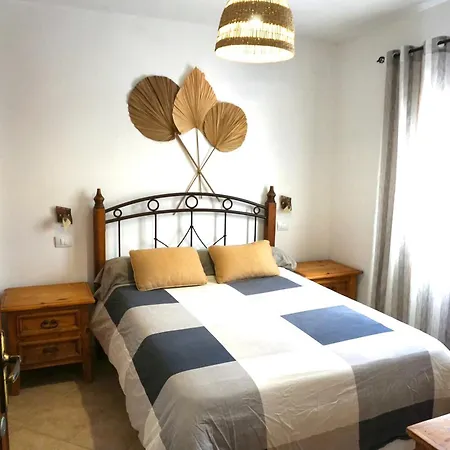 Pura Vida Surf House אכסניה *