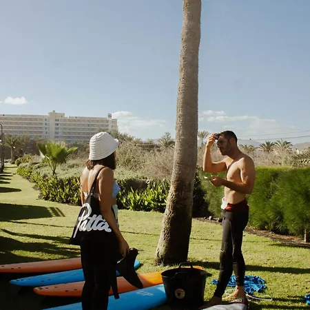 Pura Vida Surf House אכסניה