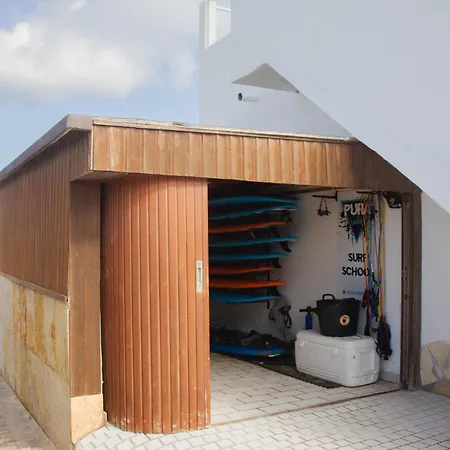 Pura Vida Surf House אכסניה *