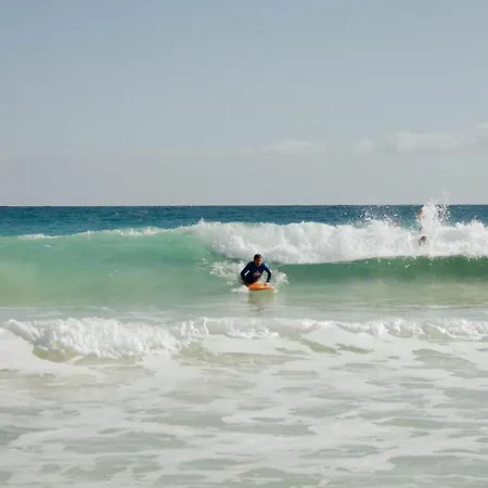 Pura Vida Surf House אכסניה