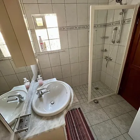 Pura Vida Surf House * La Oliva