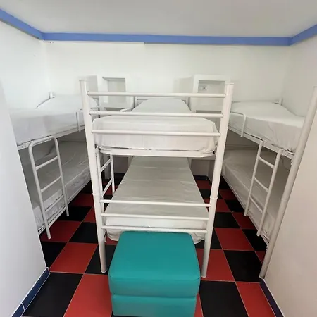 Pura Vida Surf House Hostel *