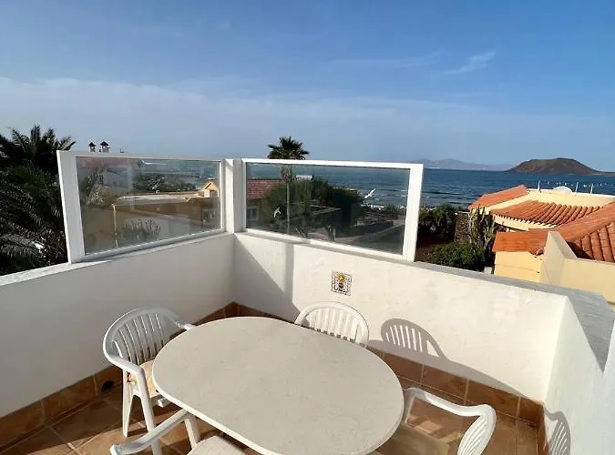 Pura Vida Surf House אכסניה *