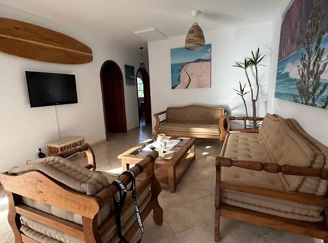 Pura Vida Surf House אכסניה