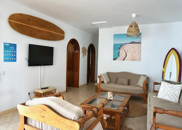 Pura Vida Surf House אכסניה