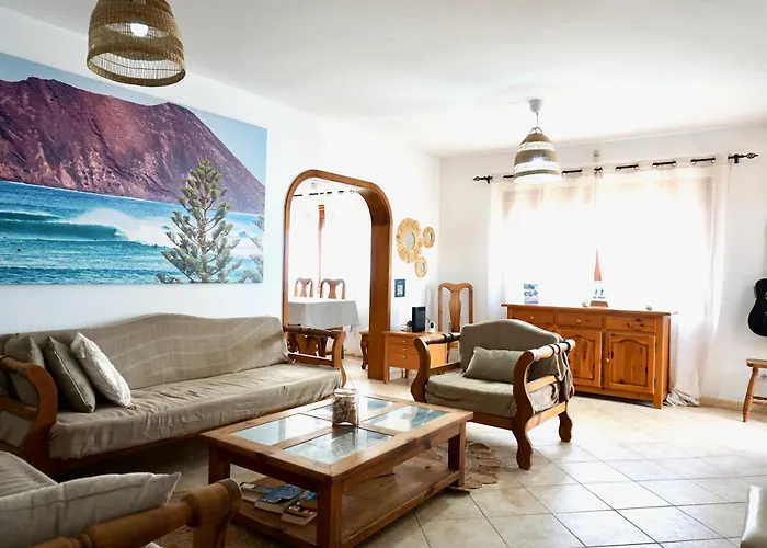 Pura Vida Surf House אכסניה *