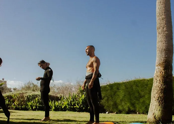 Pura Vida Surf House אכסניה *