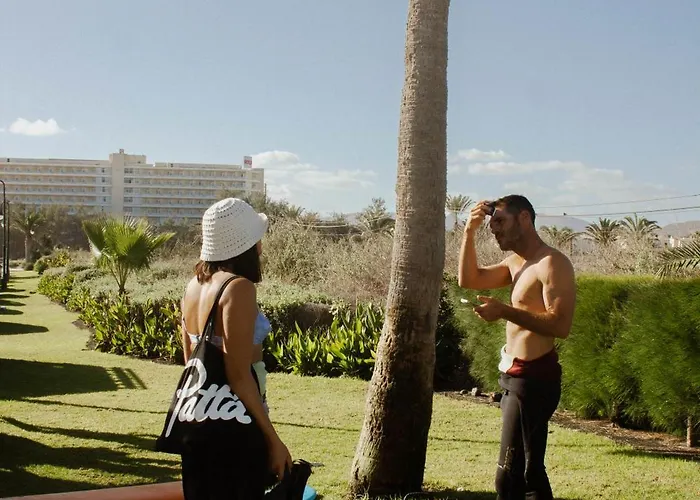 Pura Vida Surf House אכסניה