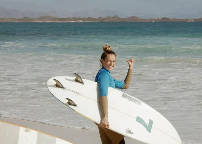 Pura Vida Surf House אכסניה