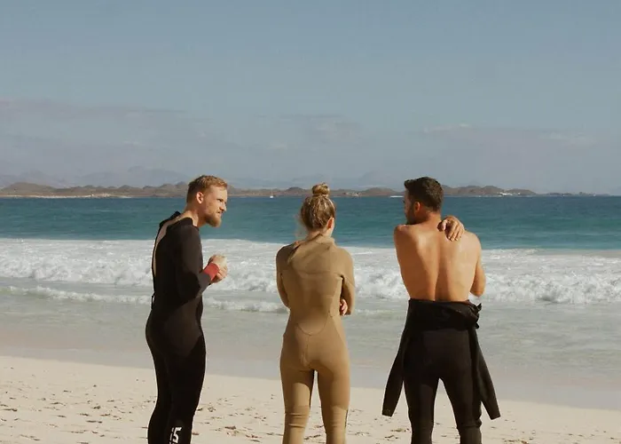 Pura Vida Surf House אכסניה *