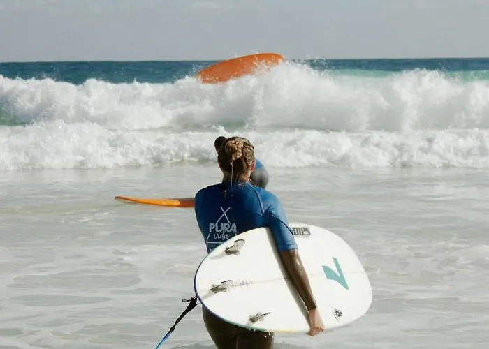 Pura Vida Surf House אכסניה