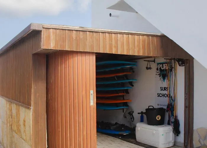 Pura Vida Surf House אכסניה *