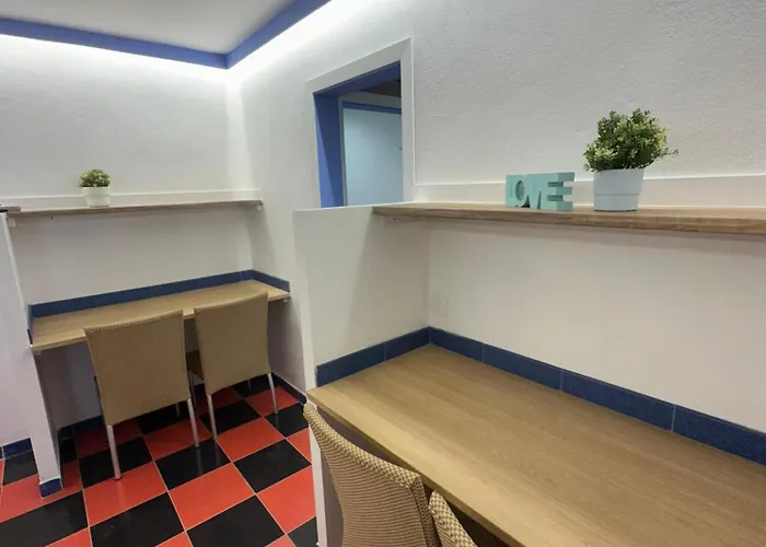 Pura Vida Surf House אכסניה