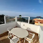 Pura Vida Surf House אכסניה *