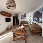 אכסניה Pura Vida Surf House *