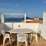 אכסניה Pura Vida Surf House