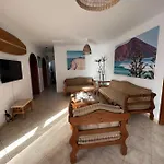 Pura Vida Surf House אכסניה