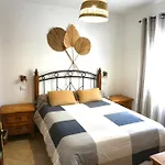 Pura Vida Surf House אכסניה *