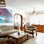 Pura Vida Surf House אכסניה *