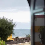 Pura Vida Surf House אכסניה