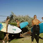 Pura Vida Surf House אכסניה *