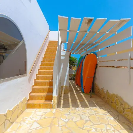 Pura Vida Surf House * La Oliva