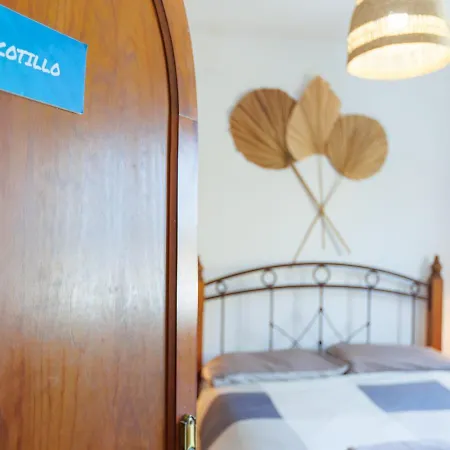 Pura Vida Surf House * La Oliva